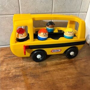 Vintage early 90s Yellow School Bus Toy little tikes bus and people